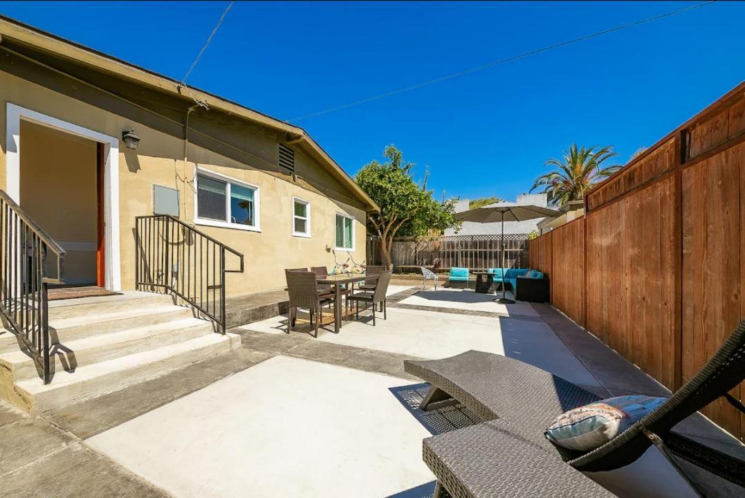 La Jolla Oasis - Pet Friendly, Large Backyard, Walk2beach & Location! Holiday home